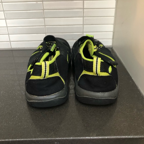 Keens kids lime green & black - Picture 8 of 11